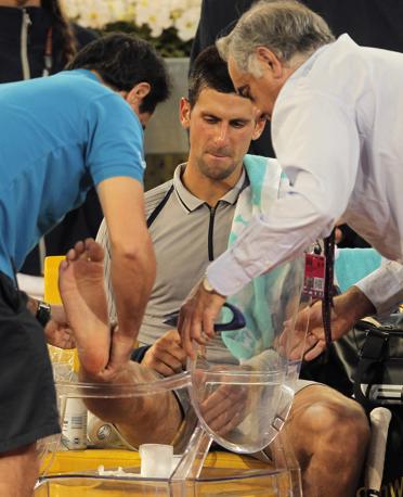 Nole medicato a bordo campo: gioco fermo per quasi 10 minuti. Con Djokovic sotto 4-2 nel secondo set. Ap